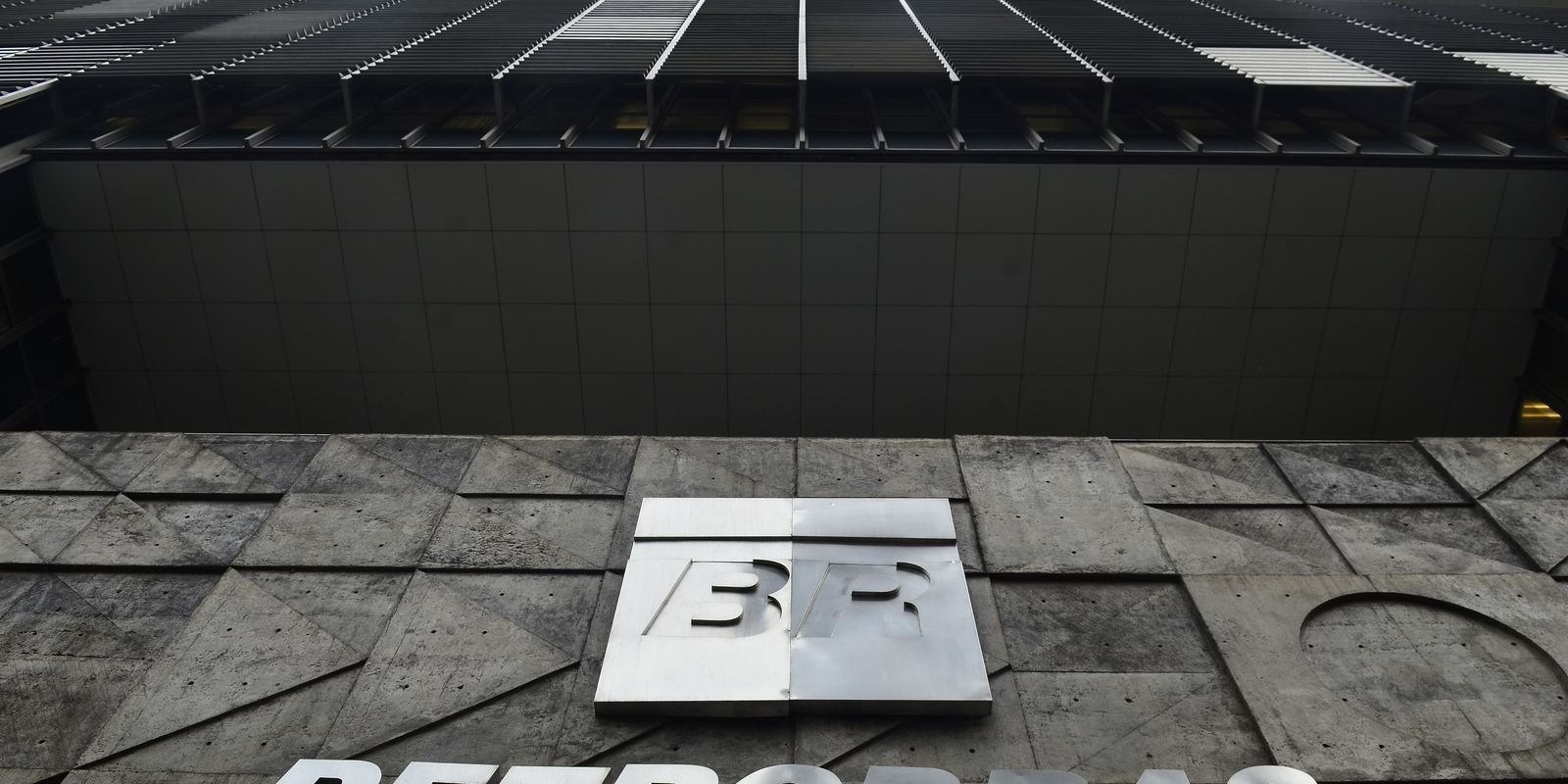 Petrobras Anuncia Nova Redução no Preço da Gasolina A, Impactando o Mercado a Partir Desta Terça