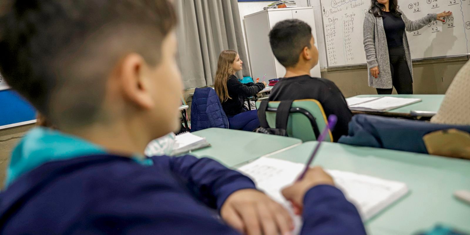 Reajuste do Piso do Magistério 2026: Celebração da CNTE Contrapõe Preocupações de Prefeitos