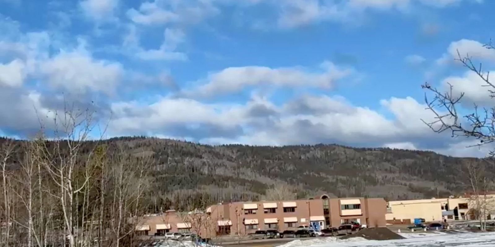 Tragédia em Escola Canadense: Ataque a Tiros Deixa Dez Mortos em Tumbler Ridge, Colúmbia Britânica