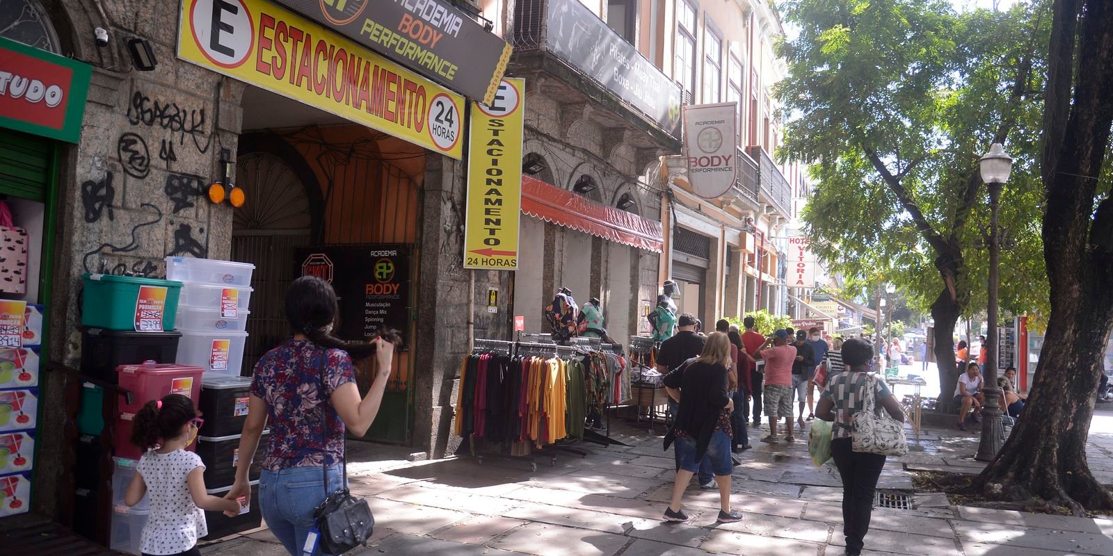 Comércio Varejista Encerra 2025 com Crescimento Moderado e Cenário Misto no Setor Ampliado