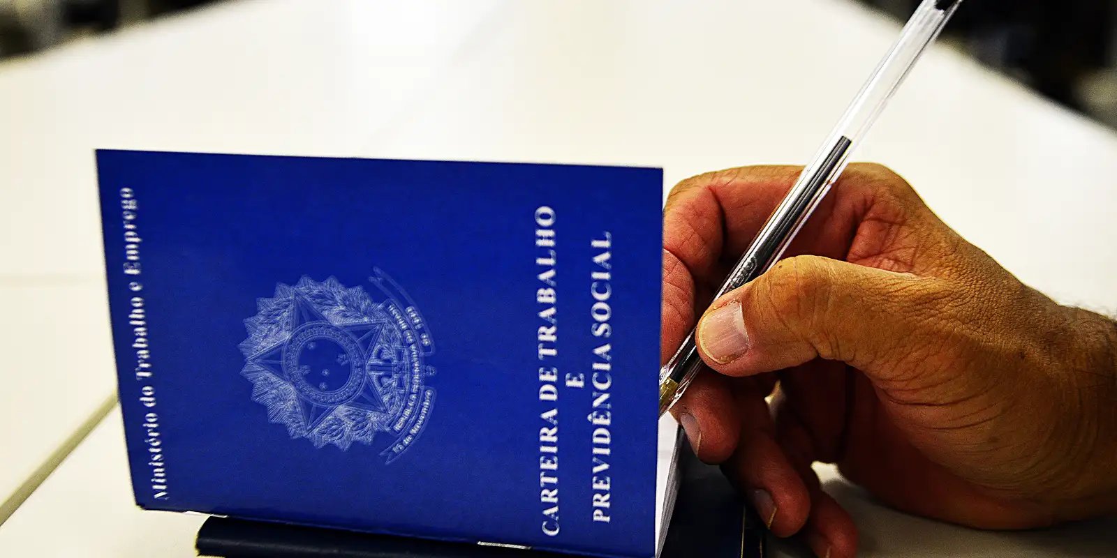 Brasil Alcança Patamar Histórico: Dois Terços dos Trabalhadores Contribuem para a Previdência Social