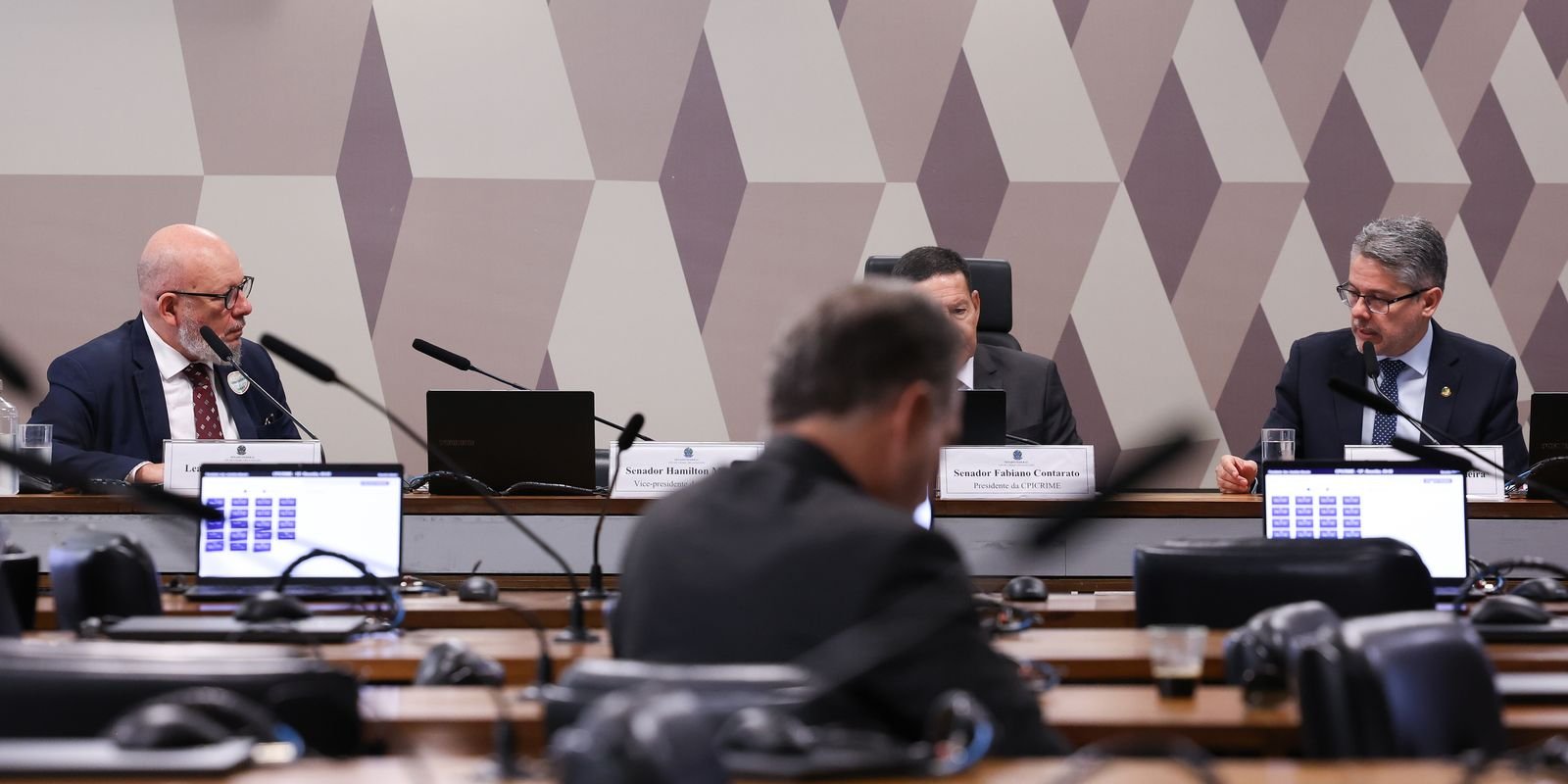 CPI do Crime Organizado Convoca Ex-Governadores Ibaneis e Cláudio Castro, Além de Ex-Presidente do Banco Central