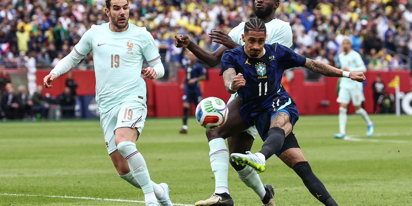 Desfalques na Seleção Brasileira: Raphinha e Wesley Cortados por Lesão na Preparação para a Copa