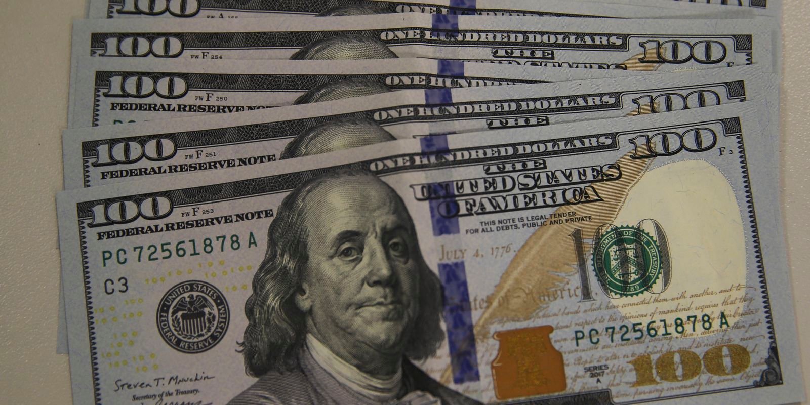 Mercado Financeiro: Dólar Recua e Bolsa Enfrenta Pior Semana desde 2022 em Meio à Turbulência Global