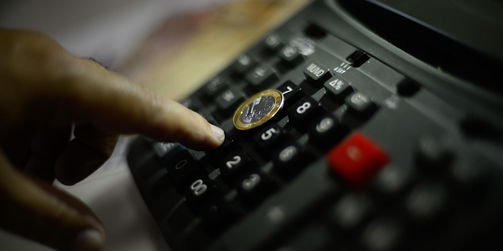 Inflação Oficial Acelera em Fevereiro, Mas Acumulado Anual Recua e Permanece na Meta