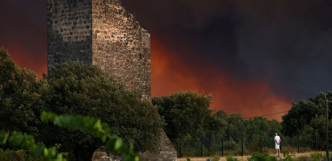 2026-07-22t135353z_1_lynxmpem6l1cg_rtroptp_4_europe-weather-france-wildfire