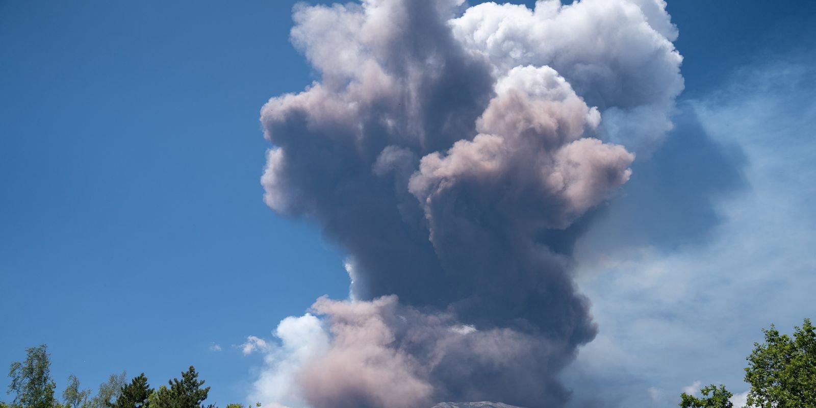 Erupção do Etna Prolonga Caos Aéreo na Sicília em Plena Alta Temporada