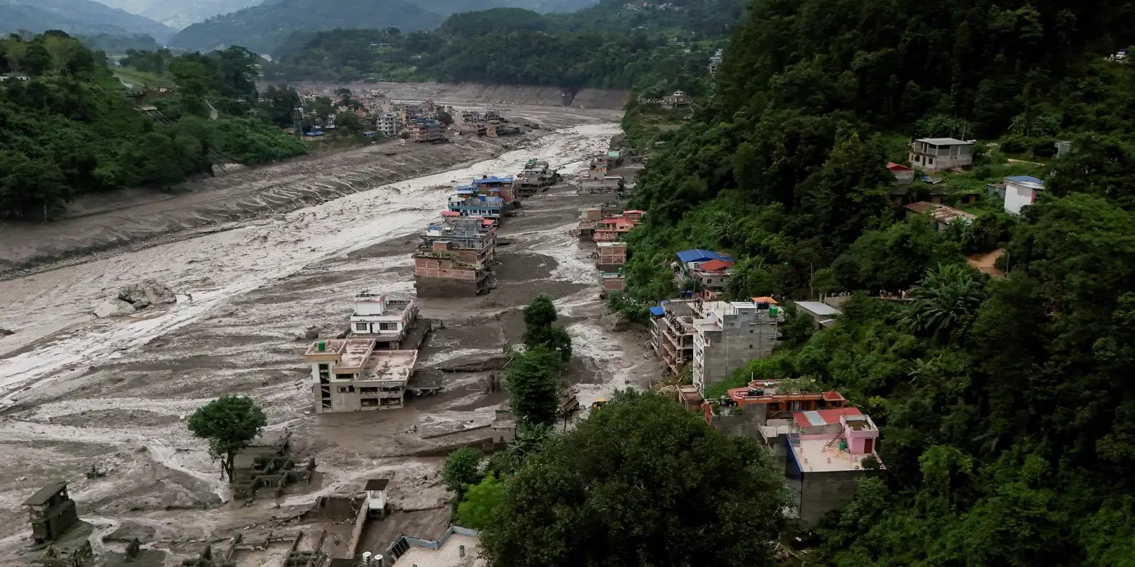 Nepal em Alerta Máximo: Lagos Transbordam em Meio a Esforços Pós-Catástrofe no Himalaia