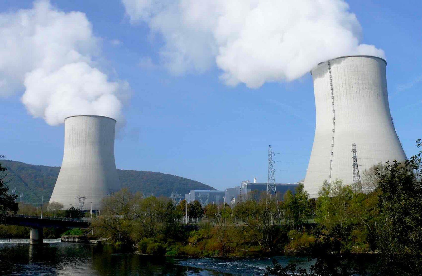 Cientistas Detectam Antineutrinos em Reatores Nucleares Inativos, Abrindo Novas Fronteiras para a Segurança