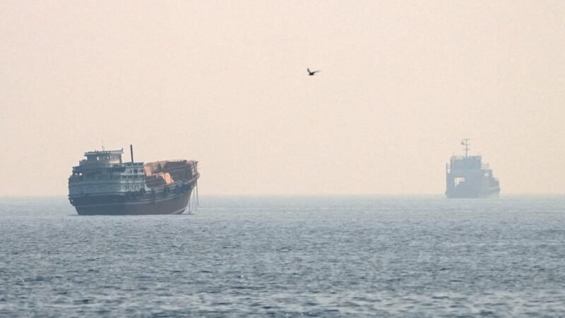 Tensão no Golfo Pérsico: Reunião sobre Estreito de Ormuz é Cancelada em Meio a Ataques Houthi e Disparada do Petróleo