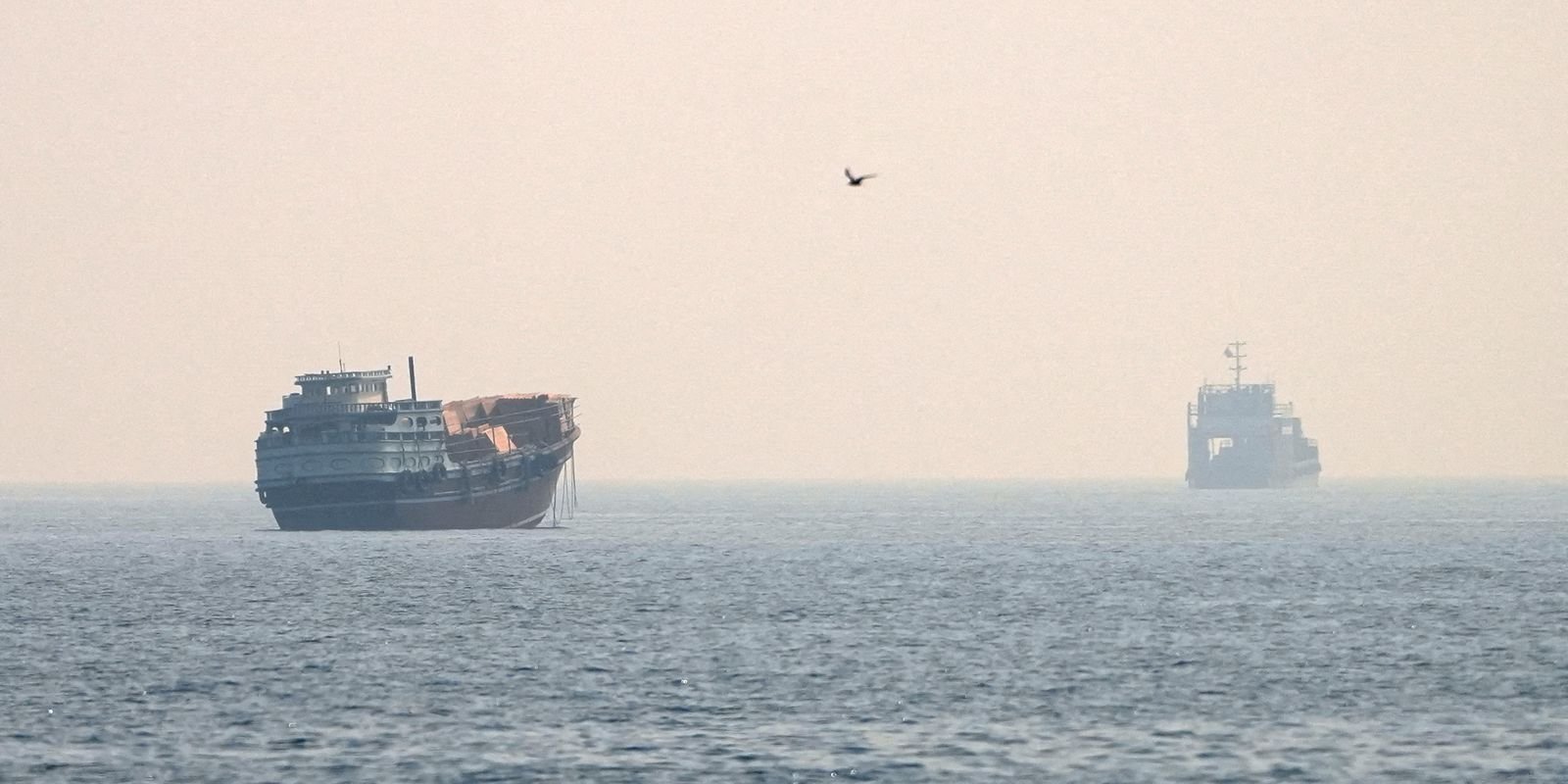 Tensão no Golfo Pérsico: Reunião sobre Estreito de Ormuz é Cancelada em Meio a Ataques Houthi e Disparada do Petróleo