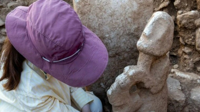 Escultura Pré-Histórica de 11 Mil Anos em Karahan Tepe Desafia Cronologia da Civilização Humana