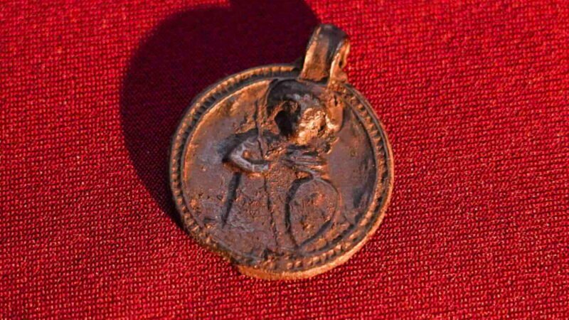 Arqueólogos Russos Desvendam Amuleto Milenar: Medusa e Santo Cristão em Uma Peça Única