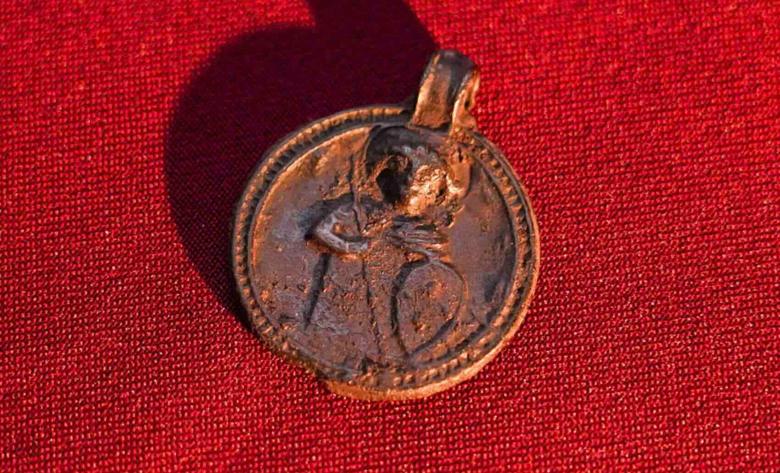 Arqueólogos Russos Desvendam Amuleto Milenar: Medusa e Santo Cristão em Uma Peça Única