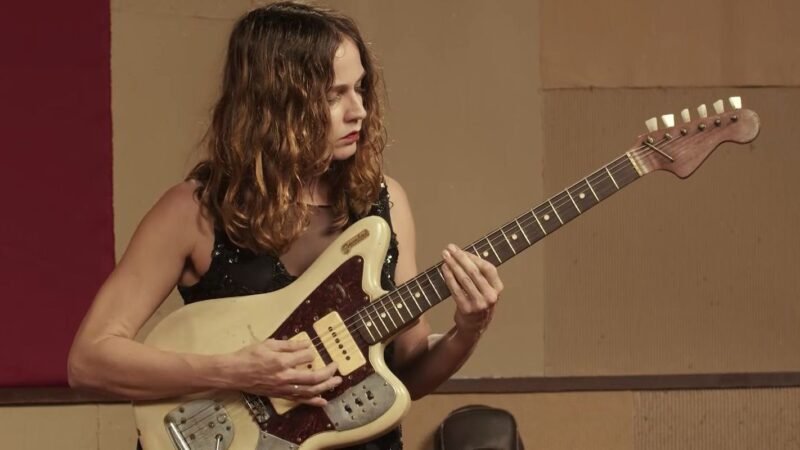 Gabi Terra em Duelo de Guitarras: A Maestria do Indie Psicodélico na TV Brasil