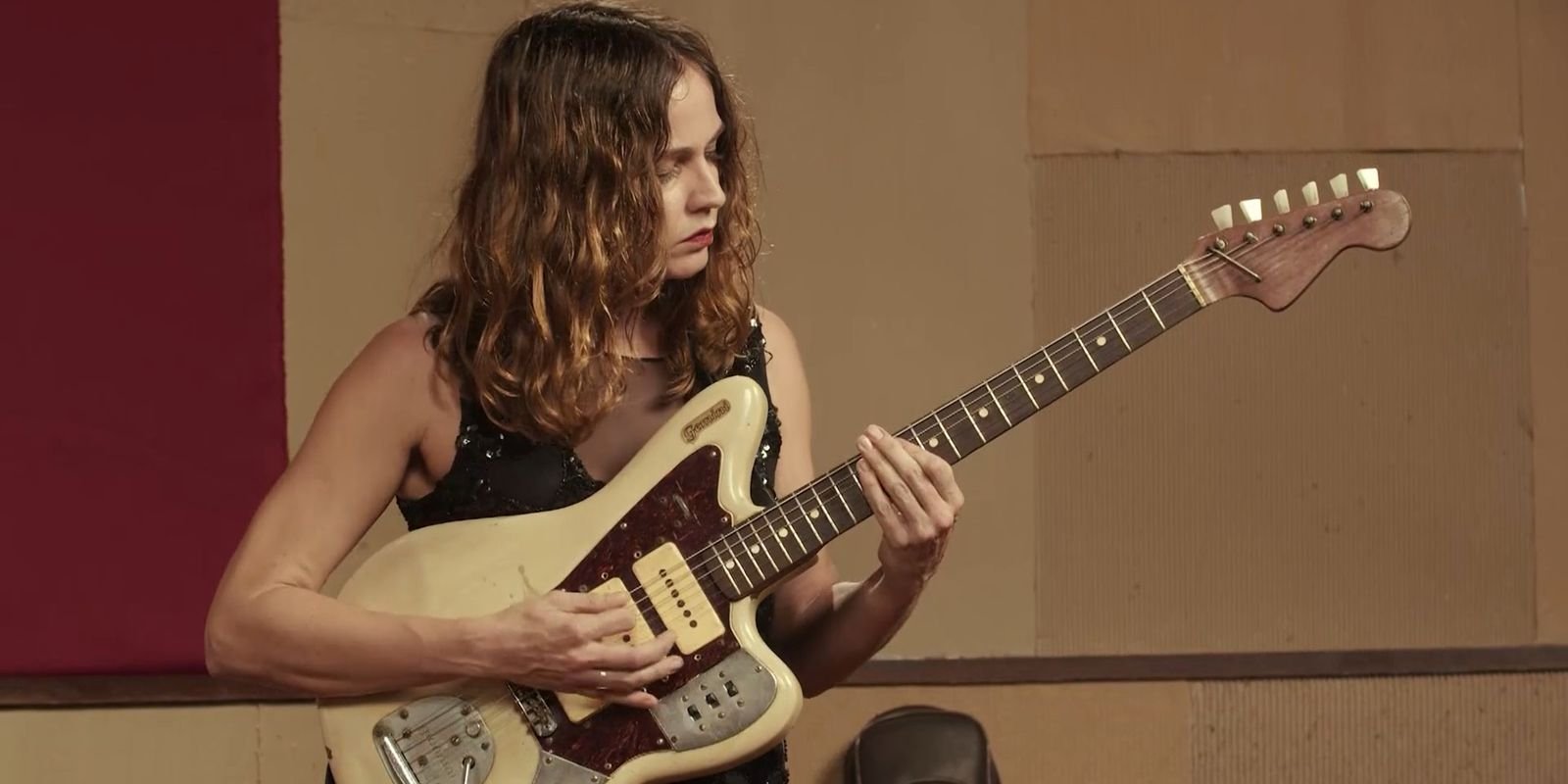 Gabi Terra em Duelo de Guitarras: A Maestria do Indie Psicodélico na TV Brasil