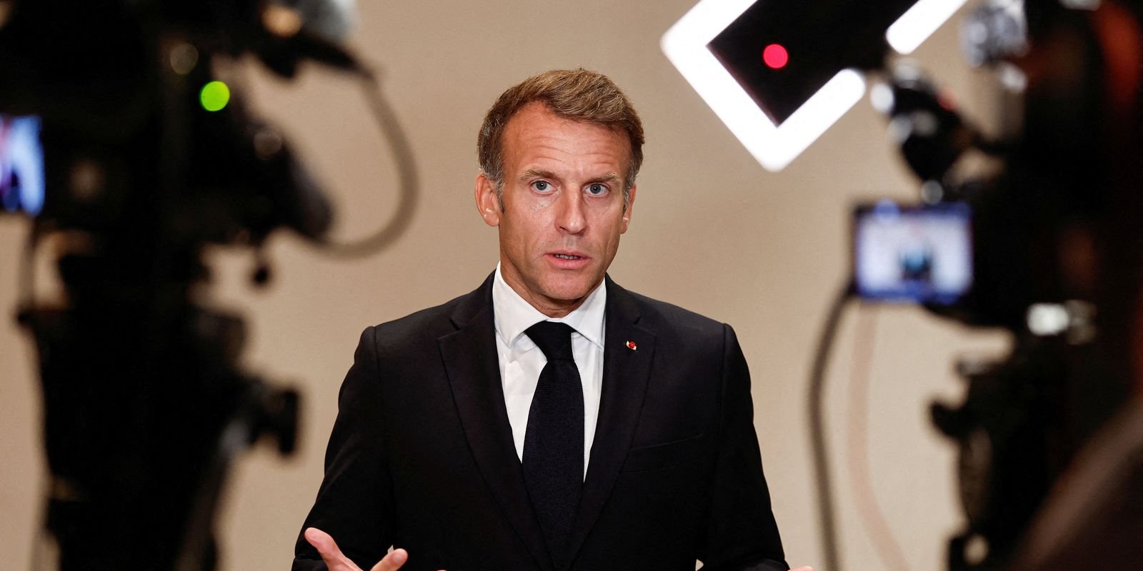 França endurece postura: Macron proíbe protestos ‘ilegítimos’ e promete ‘firmeza’ em meio a crescentes tensões