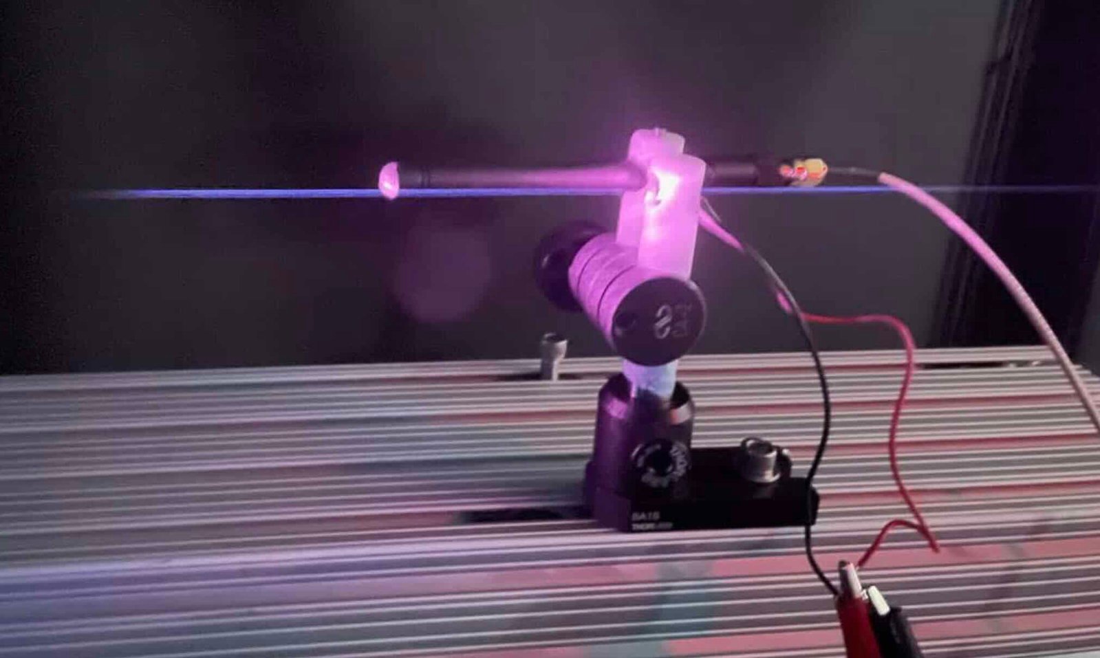 Cientistas Criam “Sabre de Luz” de Plasma para Transmissão de Rádio, Abrindo Caminhos para Novas Comunicações